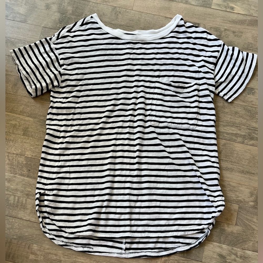 Banana Republic Striped Boyfriend Pocket Tee. Size Medium.